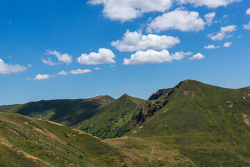 Les monts du Cantal en Auvergne, France. Paysage, montagnes, volcans. Vert.