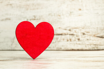 Corazón de madera rojo sobre un fondo de madera grunge rústico. Vista de frente y de cerca. Copy space. Concepto: Día de San Valentín, matrimonio, día de la madre, concepto de amor.