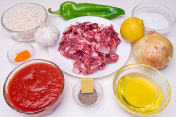 Ingredientes para receta de cocina mediterránea de arroz con carne de cerdo Ibérico, un comida tradicional andaluza y española.
