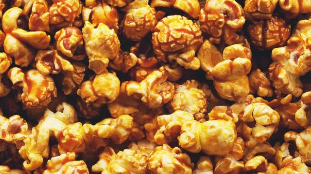 Pile rotating caramel popcorn. View from above.