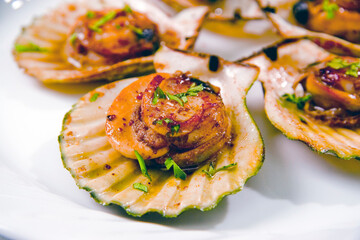 Baked Scallops with butter, garlic and chili powder
