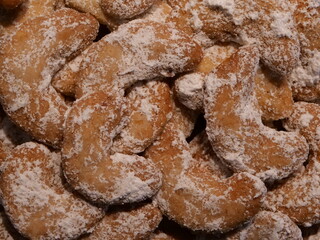 Selbst gebackene Vanillekipferl oder Vanillehörnchen zu Weihnachten