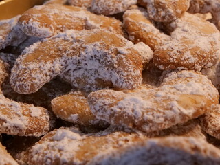 Selbst gebackene Vanillekipferl oder Vanillehörnchen zu Weihnachten