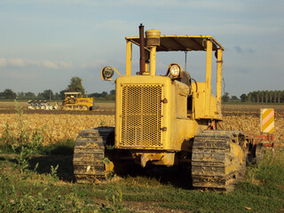macchina movimento terra industriale bulldozer giallo 