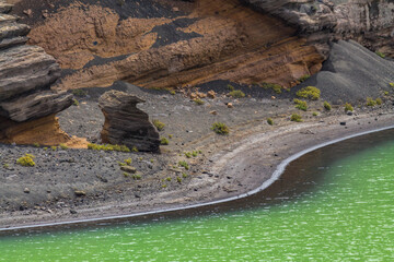 Roca de otro planeta costa agua verde por azufre