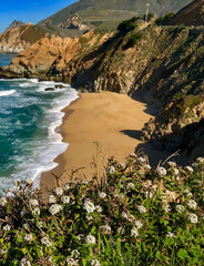 Malerisches Natur Panorama mit Felsenküste und einsamen Stränden am Pacific Coast Highway 1 -...