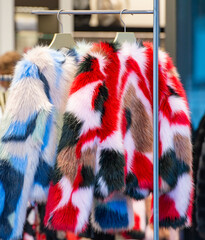 Kunstpelz Jacke zur Wintersaison auf einem Kleiderständer