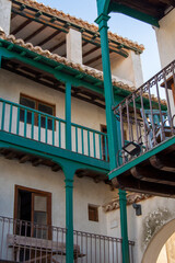 Fototapeta na wymiar Detalles de la balconada de la plaza mayor de Chinchón