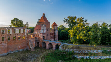 Obraz premium ruins of a medieval castle in Szymbark near Iława