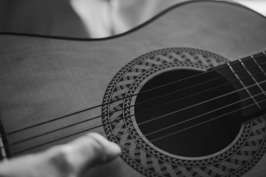 Imagen en blanco y negro tocando la guitarra española