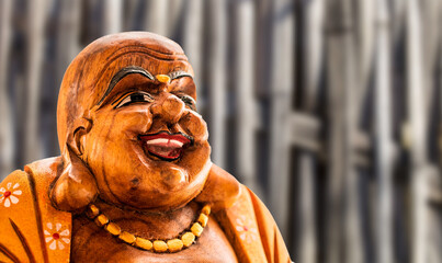 Estátua de madeira do Buda da fortuna e abundância