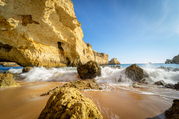 Wellen am Strand in Portugal