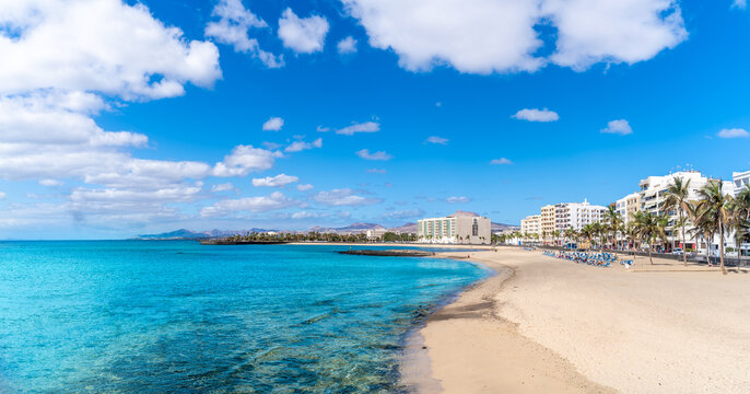 Fototapeta Landscape with Playa del Reducto im Arrecife, capital of Lanzarote, Canary Islands, Spain