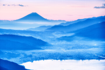 朝の高ボッチから眺める諏訪湖と富士山