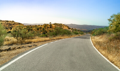 Carretera de montaña en clima mediterráneo un día soleado de verano. Desde Málaga, Andalucía,...