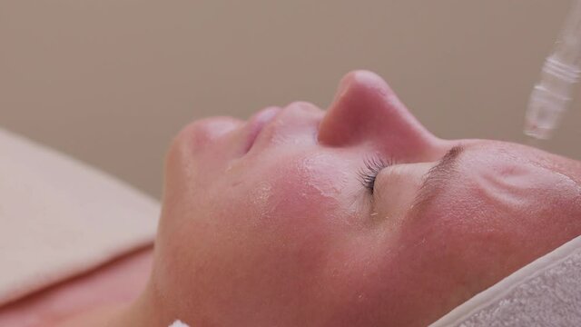 Skin Care. Beautiful Healthy Woman Getting Her Skin Analized By Cosmetologist, Using Skin Analyzer Professional Beauty Equipment For Face Skin Analysis At Cosmetology Center.