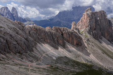 Chedul valley with Pizes da Cier mountain range on the left and Mont de Seura mountain on the right, as seen from Crespeina pass, Puez-Odle Nature park, Dolomites, South Tirol, Italy. - obrazy, fototapety, plakaty