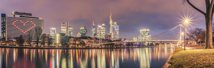 Frankfurt Skyline am Abend 2020  - obrazy, fototapety, plakaty