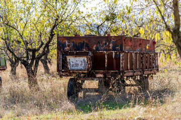Fototapeta na wymiar old tractor trailer abandoned in the field