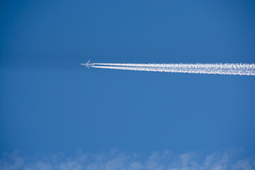 冬の青空の飛行機雲