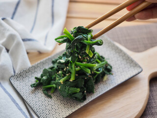 한국전통음식 시금치 나물과 젓가락 
