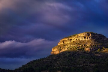 Fototapeta premium Atardecer con vistas a la montaña
