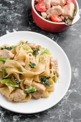 鶏肉のホワイトソース平麺パスタ