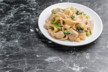 鶏肉のホワイトソース平麺パスタ