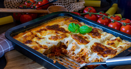 Cannelloni mit Bolognese Hackfleisch Füllung 