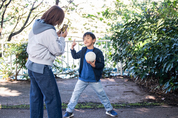 息子の写真を撮るお母さん