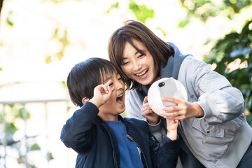 息子と仲良く二人で写真を撮る母親