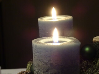 Brennende Kerzen bei Nacht