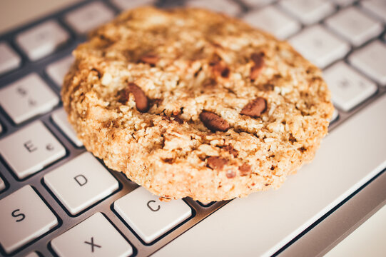 Cookies with a keyboard to clarify cookie banners for websites