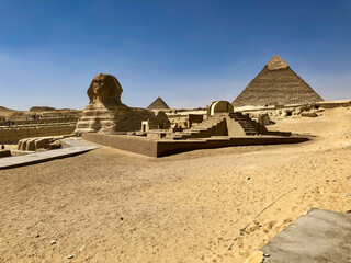 Pyramiden und Sphinx in Gizeh in Kairo, Ägypten - Landmark sightseeing Pyramides of Giza in Cairo