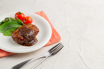 ハンバーグとベビーリーフとプチトマト