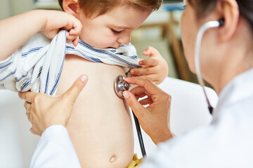 Kinderärztin beim Abhören von Lunge mit Stethoskop