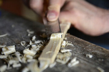 Mani artigiano che lavora il legno. Lavorazione del legno.