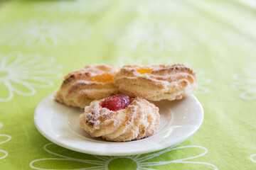 Pasticcini di pasta di mandorle con frutta candita. Dolci siciliani.