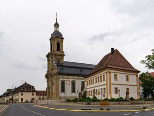 Fototapeta na wymiar Die Kirche St. Mauritius in Wiesentheid in Unterfranken, Bayern, Deutschland 