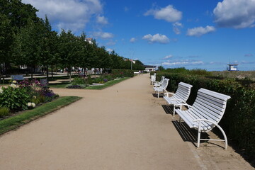 Promenade und weiße Bänke im Ostseebad Heringsdorf an der Ostsee auf der Insel Usedom in...
