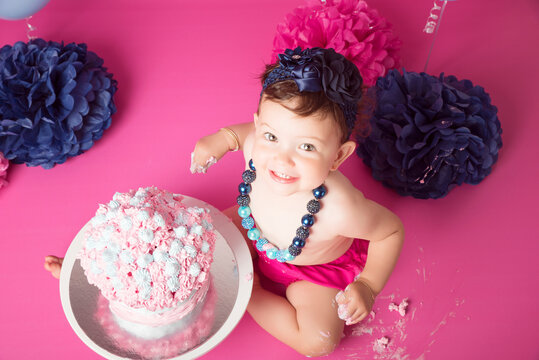 Ni&ntilde;a con pastel de cumple