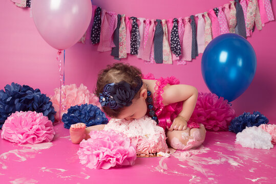 Cumplea&ntilde;os ni&ntilde;a con pastel grande y decorado con globos, pompones y guirnalda