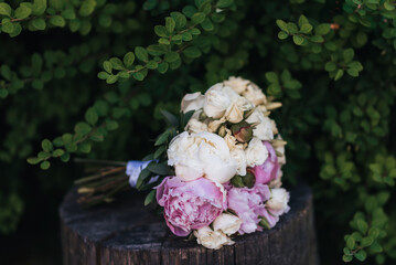 Obraz na płótnie Canvas wedding bouquet with white and pink peonies in nature