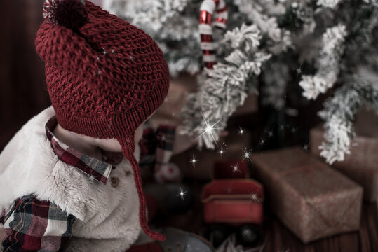 Niña Con Gorro Rojo En Navidad