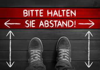 Bitte halten Sie Abstand! Kennzeichnung auf Boden