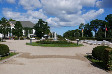 Promenade und Kurpark mit Springbrunnen im Ostseebad Heringsdorf auf Usedom an der Ostsee in Mecklenburg-Vorpommern