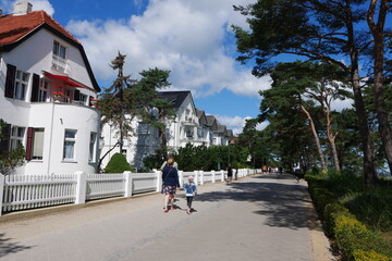 Promenade bzw. Strandpromenade mit Bäderarchitektur im Ostseebad Heringsdorf auf Usedom an der Ostsee in Mecklenburg-Vorpommern