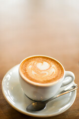 カフェでカプチーノを飲む