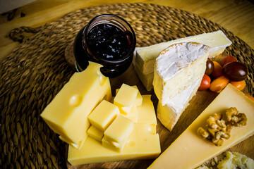 Mesa de quesos, con frutos y mermelada de acompañamiento