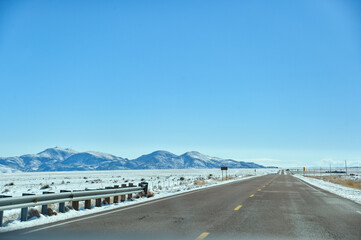 除雪した雪道をドライブ